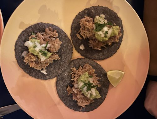 Tacos de carnitas en Azul Frida