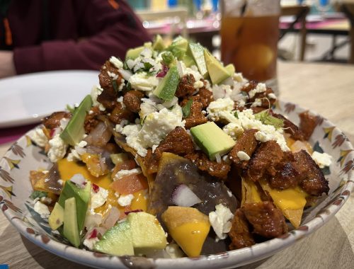 Nachos de pastor en restaurante familiar mexicano Puerto escondido en Barcelona