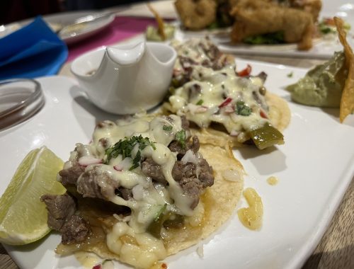 Tacos de alambre en restaurante mexicano familiar en Puerto Escondido en Barcelona