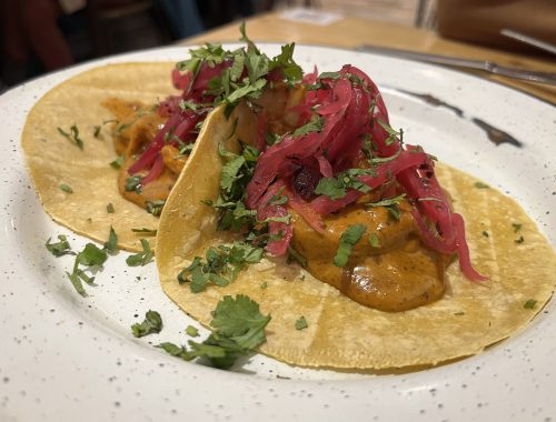 Tacos de gambas con mole en Costa Pacífico