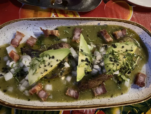 Lengua en salsa tatemada Cresta Colorada